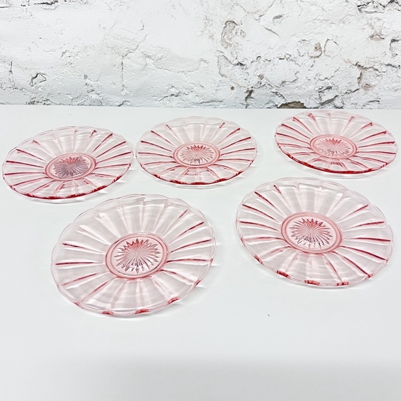 Set of 5 Vintage Pink Depression Glass Plates - Starburst Pattern - Picture 3 of 8